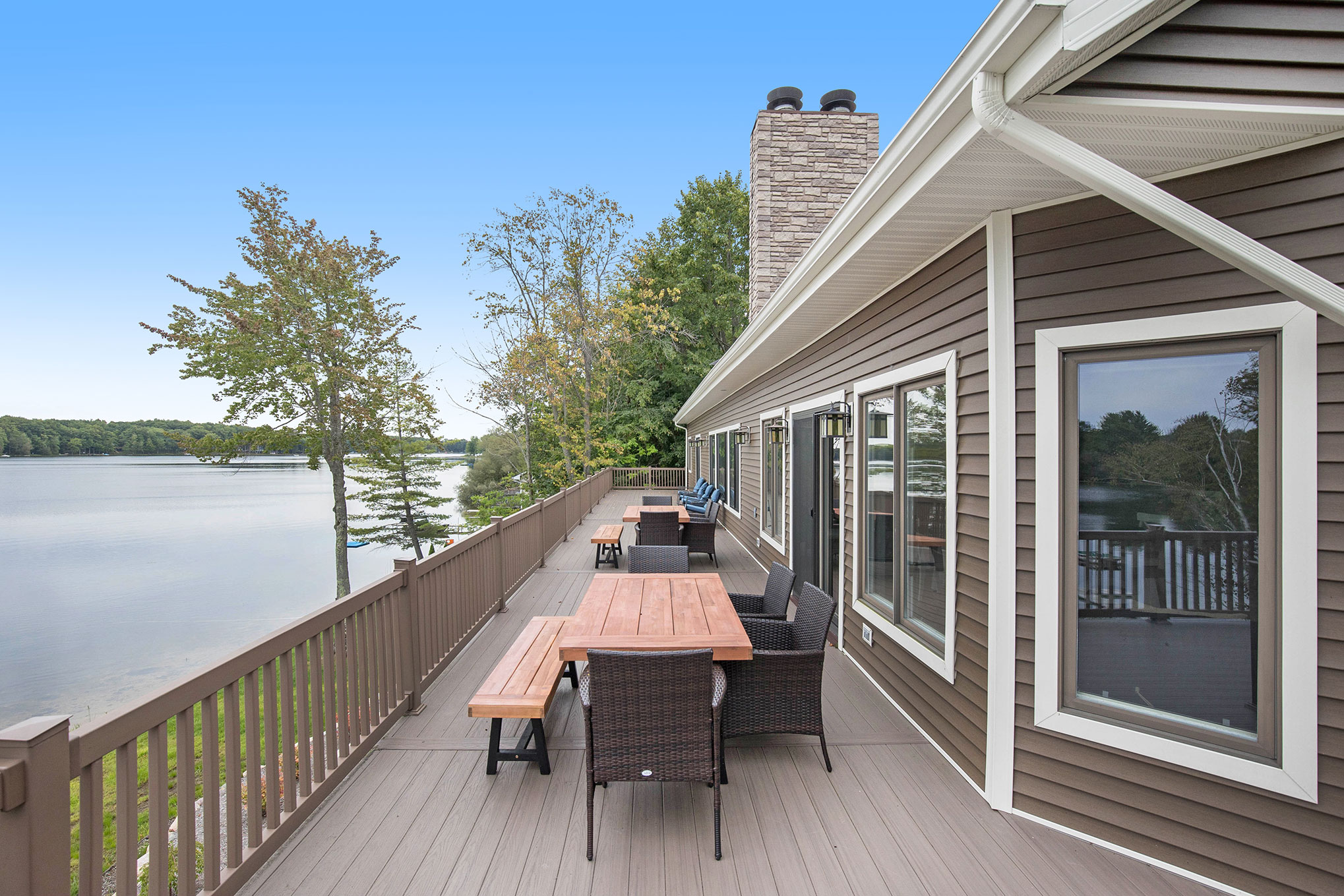 Lakeside decks at Lakeview Oasis